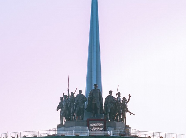 Стела и музей в Парке Победы в Ташкенте (Узбекистан)
